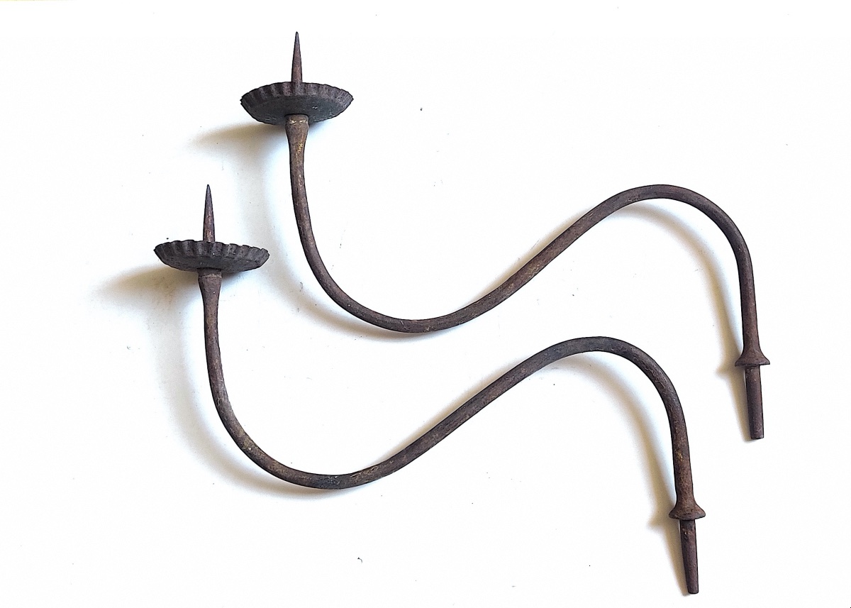 Paire de grands bras de lumière LXIV en fer forgé d'époque XVII/XVIIIème .