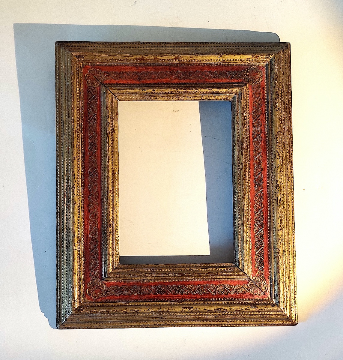 Petit cadre de style Renaissance italienne en bois peint et doré , Italie , milieu XXème .-photo-2