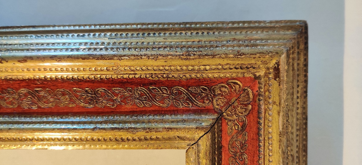 Petit cadre de style Renaissance italienne en bois peint et doré , Italie , milieu XXème .-photo-1