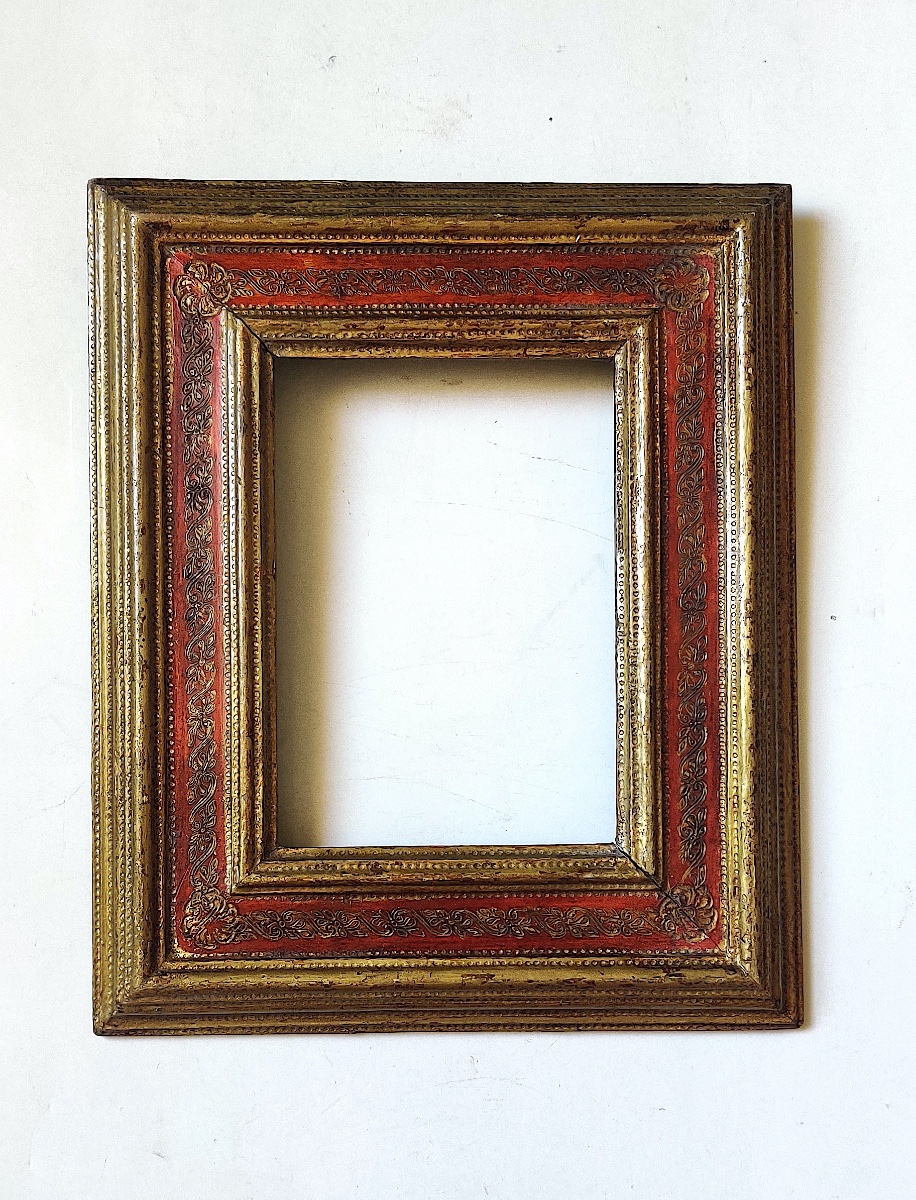 Petit cadre de style Renaissance italienne en bois peint et doré , Italie , milieu XXème .