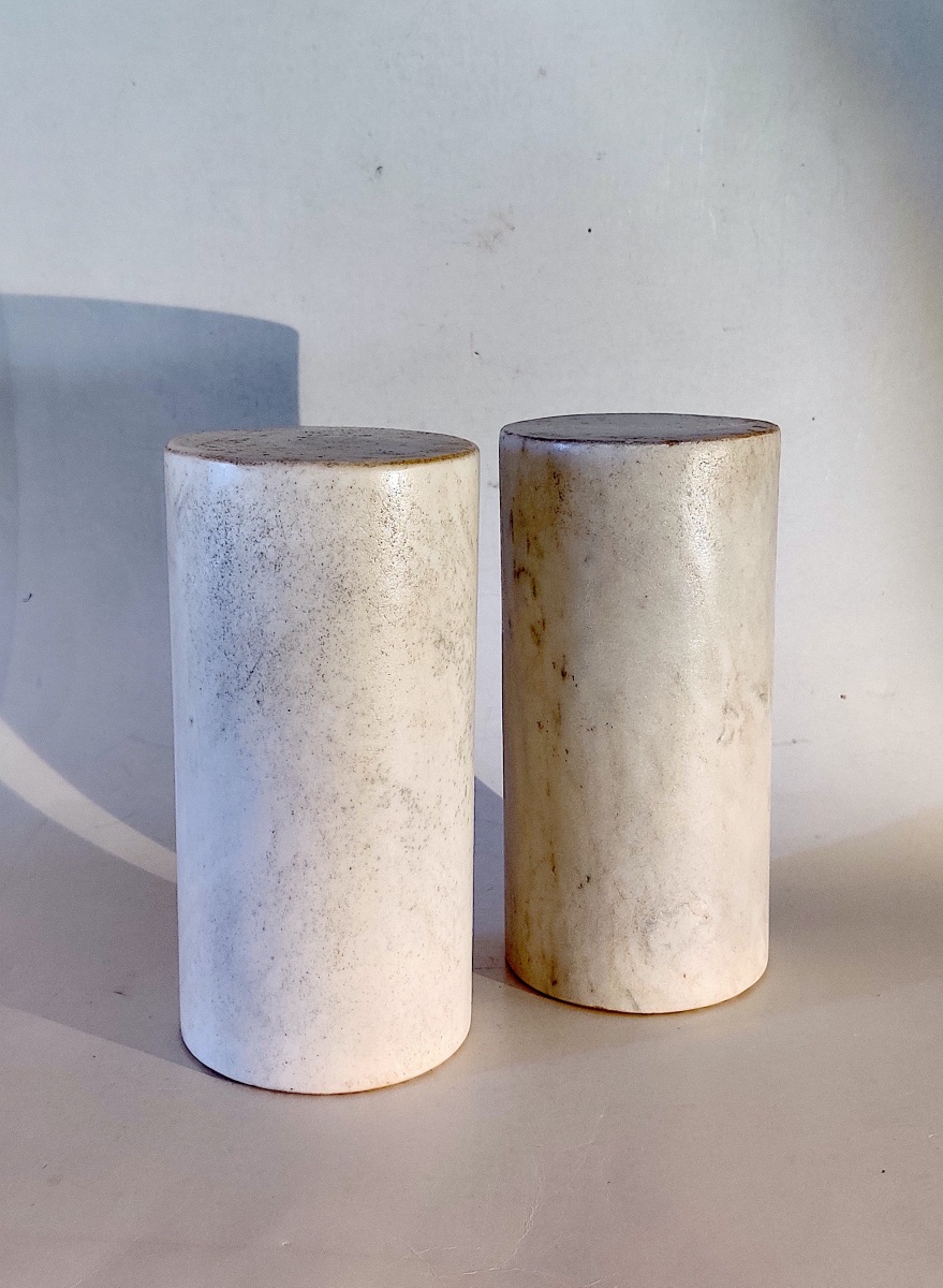 Paire de socles/présentoirs , petites "Colonnes" , en marbre blanc de Carrare , fin XIXème .