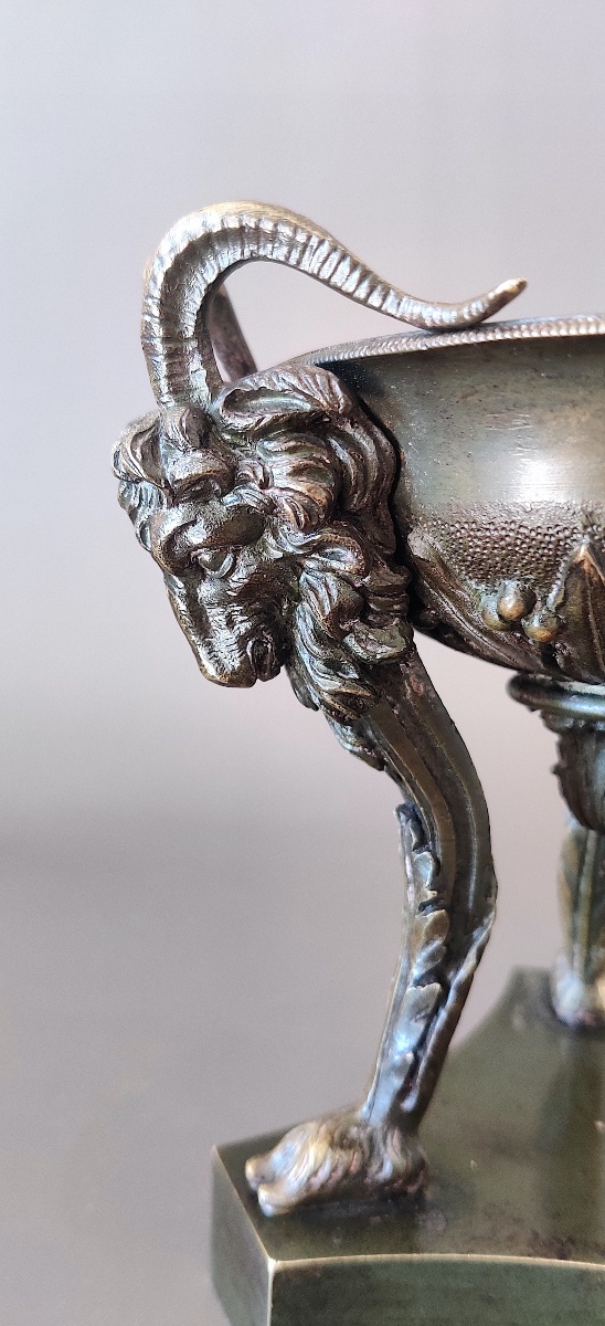 Antique-style Tripod Cup In Patinated Bronze, 19th Century.-photo-2