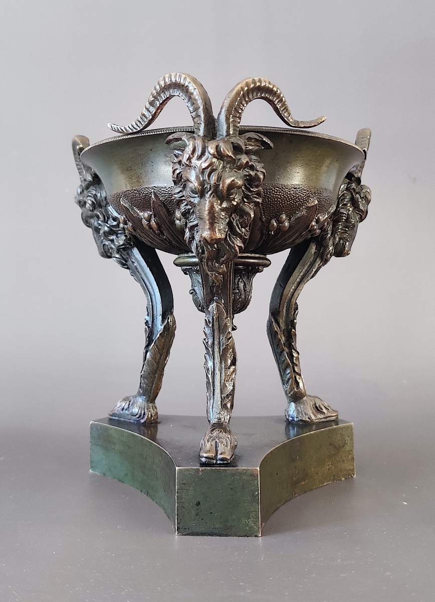 Antique-style Tripod Cup In Patinated Bronze, 19th Century.