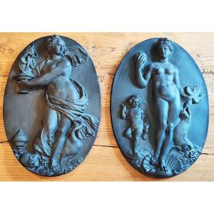 Pair Of Large Patinated Plaster Medallions "aphrodite" And "juno", Louvre Museum, 20th Century.