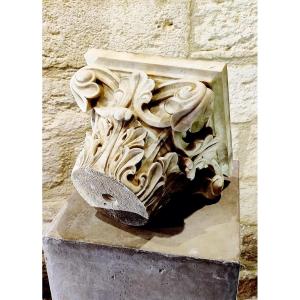 Grand chapiteau corinthien toutes faces en marbre sculpté , XIXème.