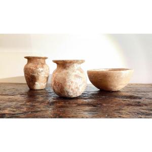 Lot de 3 vases en albâtre , dans l'esprit du "Grand Tour" de l'Egypte antique , 19/20 ème.