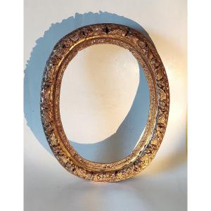 Cadre oval en bois doré LXIII/LXIV , France , époque XVIIème .