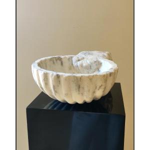 Bénitier en marbre sculpté , Italie , XVIIIème siècle 