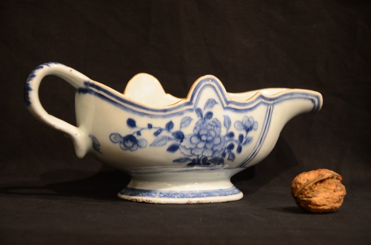 Saucière en porcelaine de Chine. Dix-huitième siècle.-photo-3