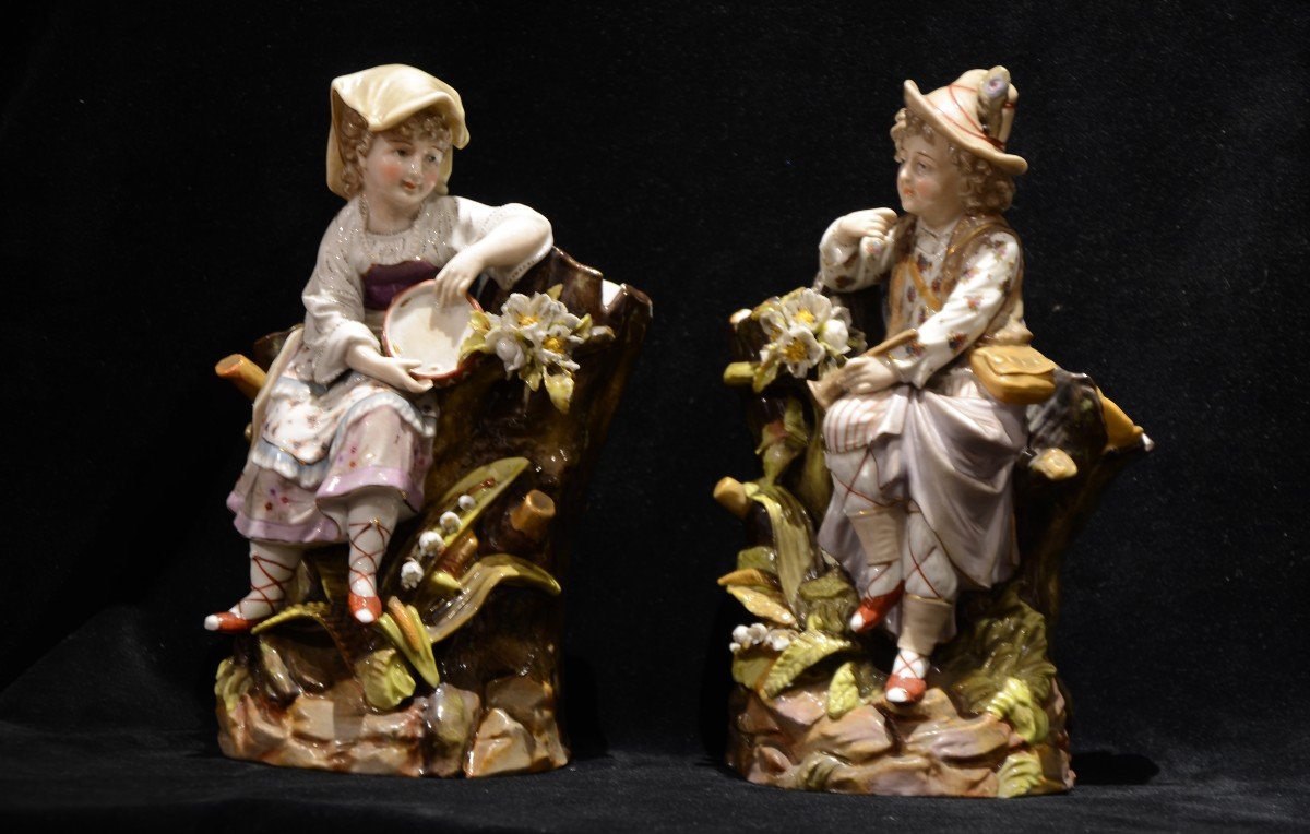 Paire de figurines en porcelaine. Dix-neuvième siècle.
