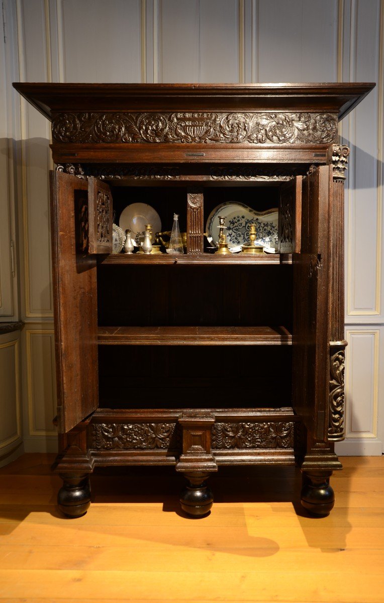 Carved Natural Wood Cabinet. Seventeenth Century.-photo-3