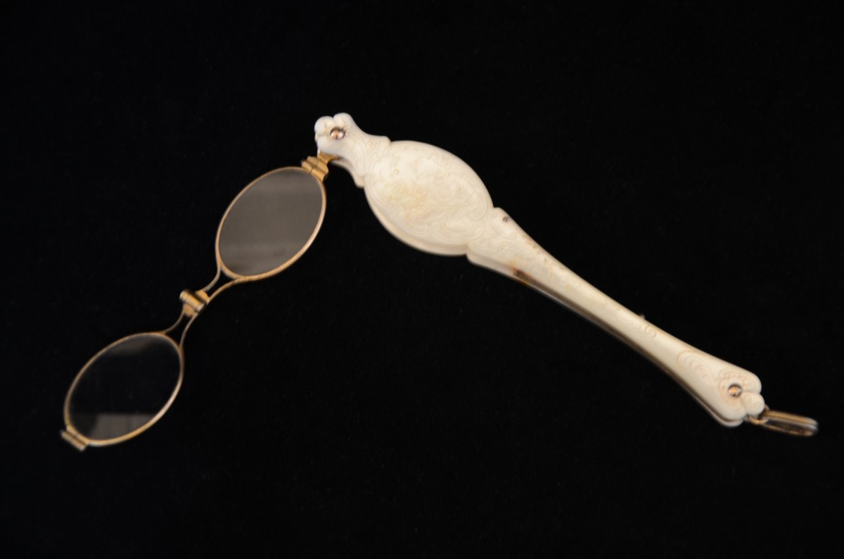 Paire de lunettes en nacre et vermeil. Epoque Napoléon III.