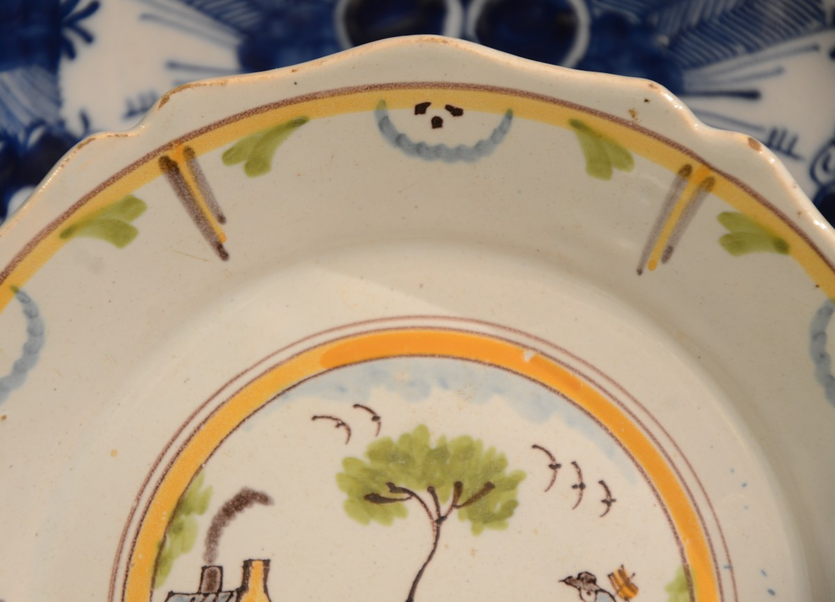 Assiette en faience de Nevers. Dix-huitième siècle.-photo-3