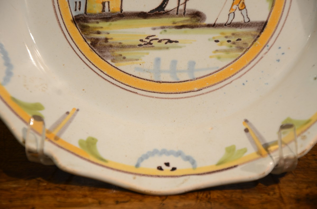 Assiette en faience de Nevers. Dix-huitième siècle.-photo-1
