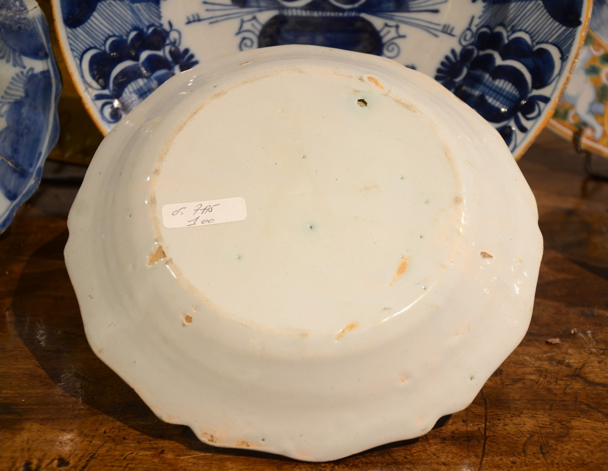 Assiette en faience de Nevers. Dix-huitième siècle.-photo-3