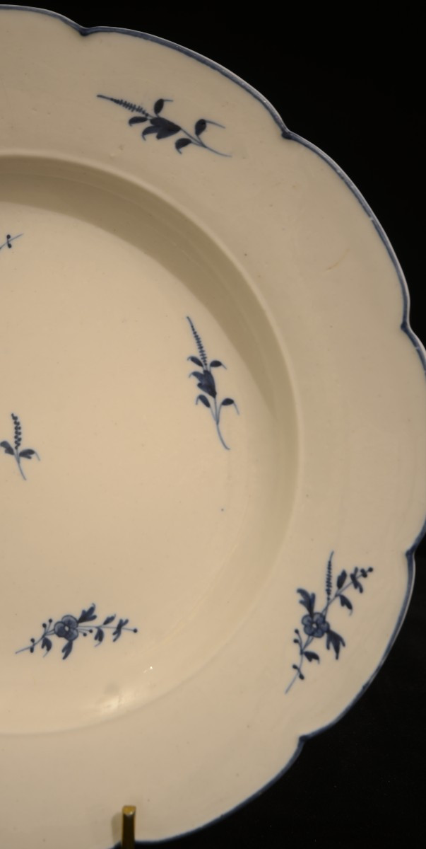 Assiette en porcelaine. Arras. Dix-huitième siècle.-photo-3