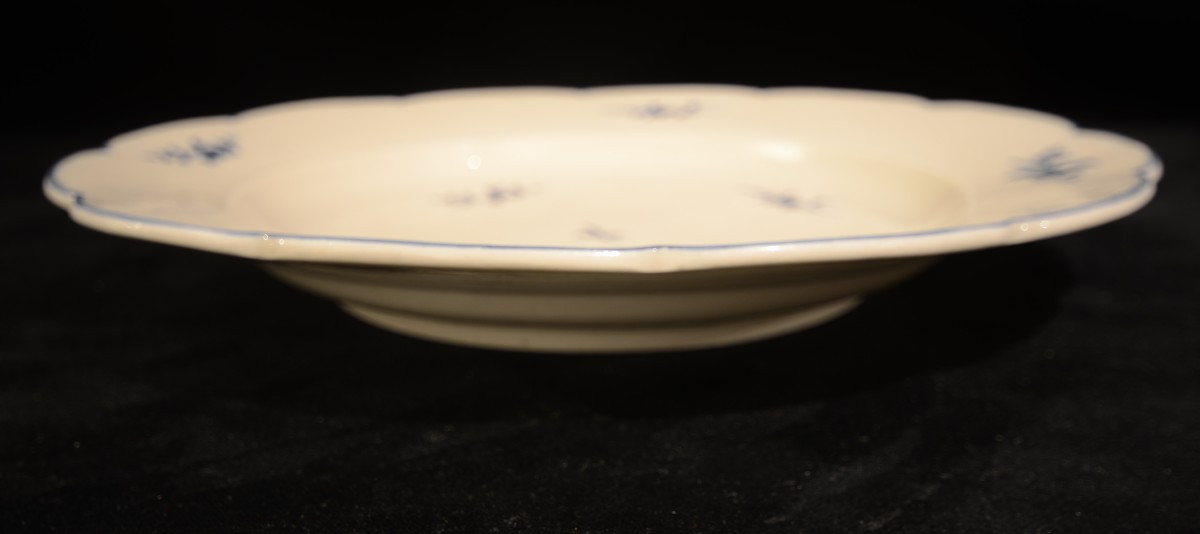 Assiette en porcelaine. Arras. Dix-huitième siècle.-photo-4