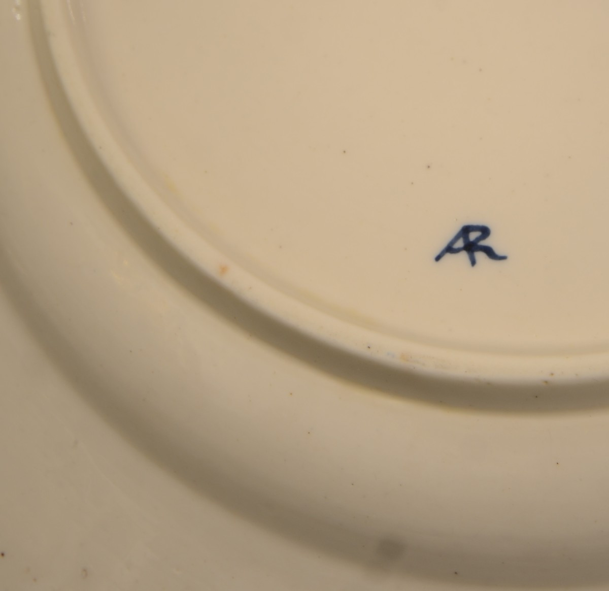 Assiette en porcelaine. Arras. Dix-huitième siècle.-photo-1