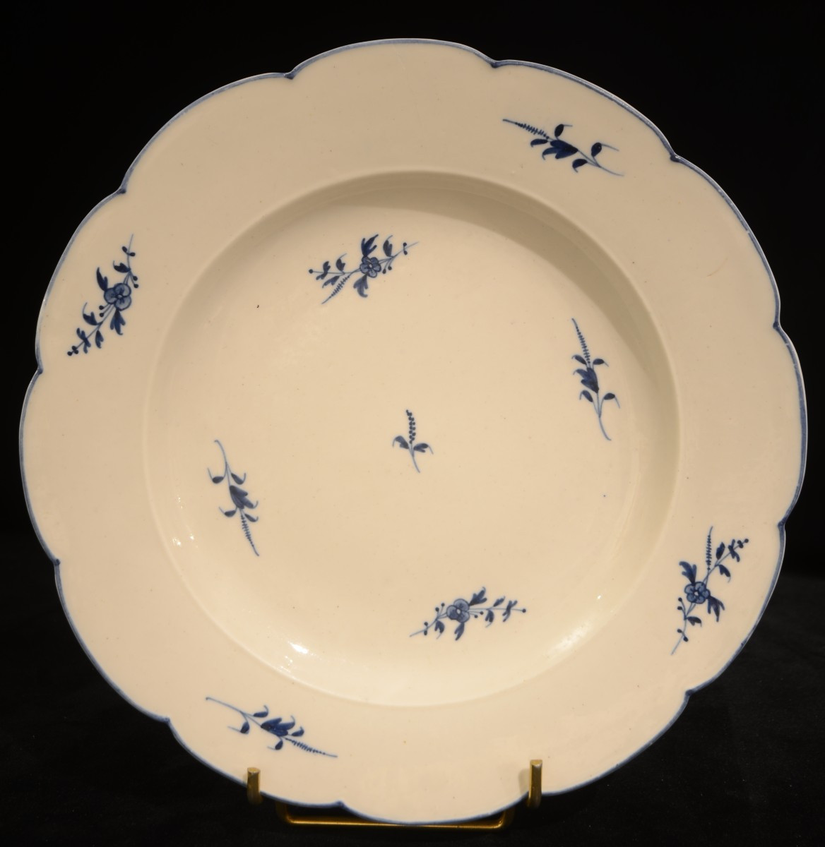 Assiette en porcelaine. Arras. Dix-huitième siècle.