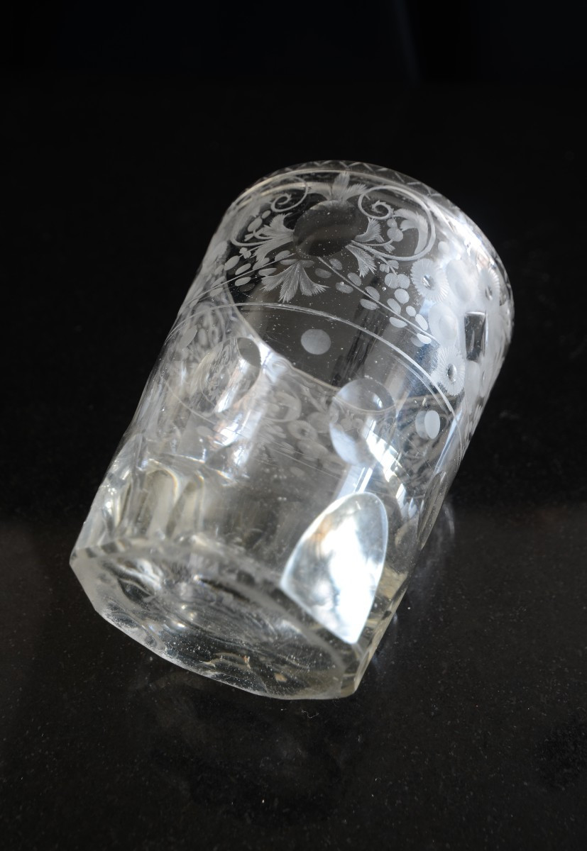 Gobelet en verre gravé. Fin dix-huitièm, début du dix-neuvième siècle.-photo-1