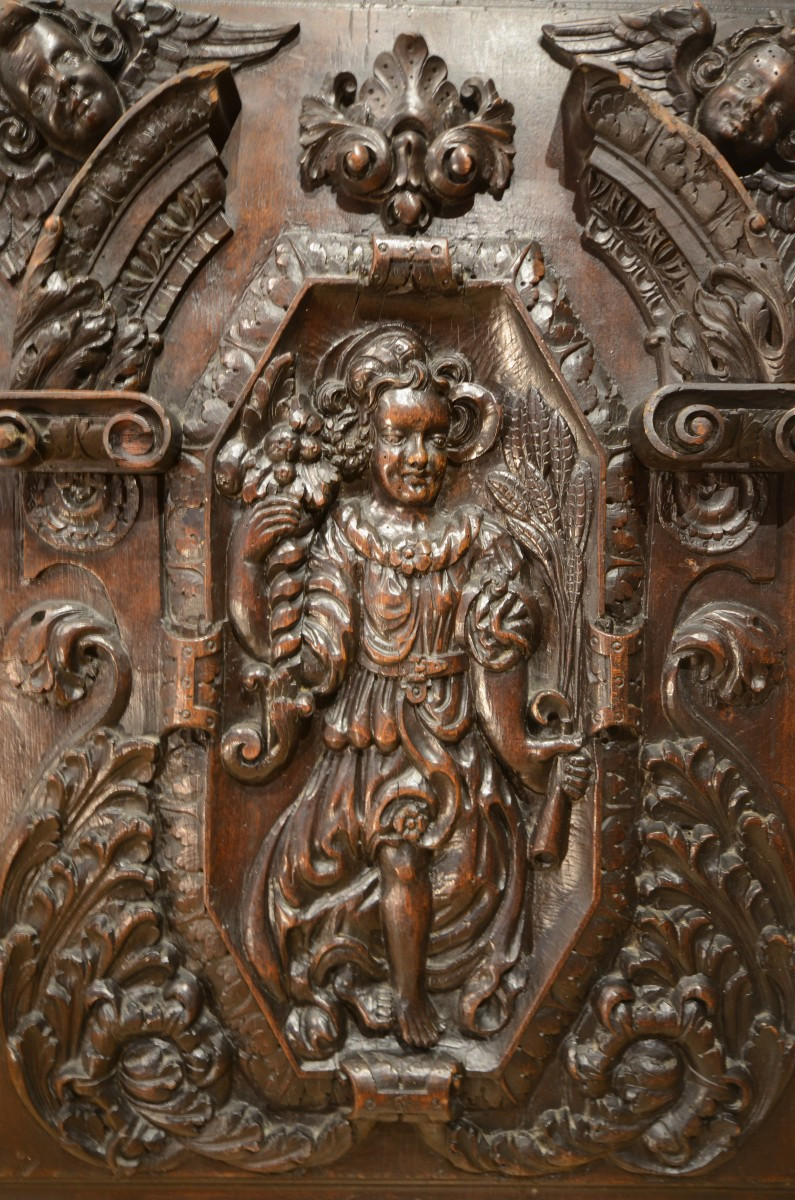 Paire de panneaux sculptés. Allégories du début du dix-septième siècle.-photo-1