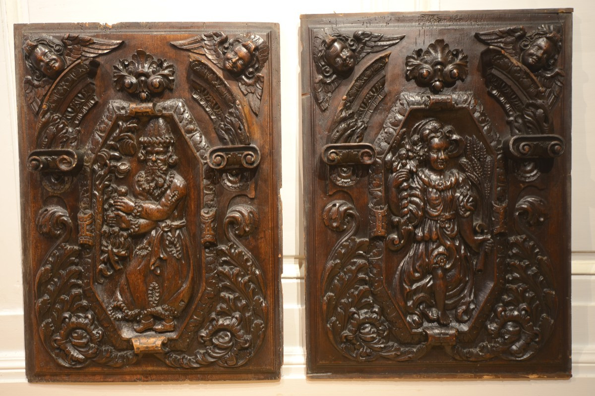 Paire de panneaux sculptés. Allégories du début du dix-septième siècle.