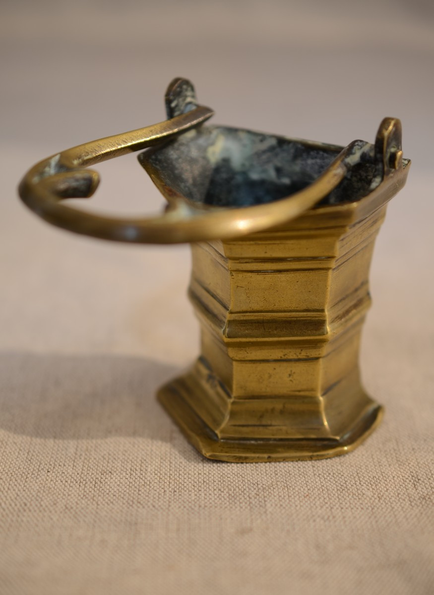 Petit bénitier d'époque gothique.-photo-1