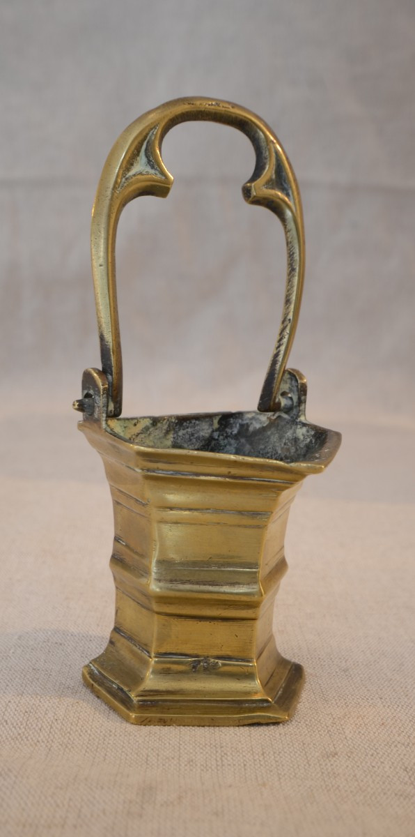 Petit bénitier d'époque gothique.