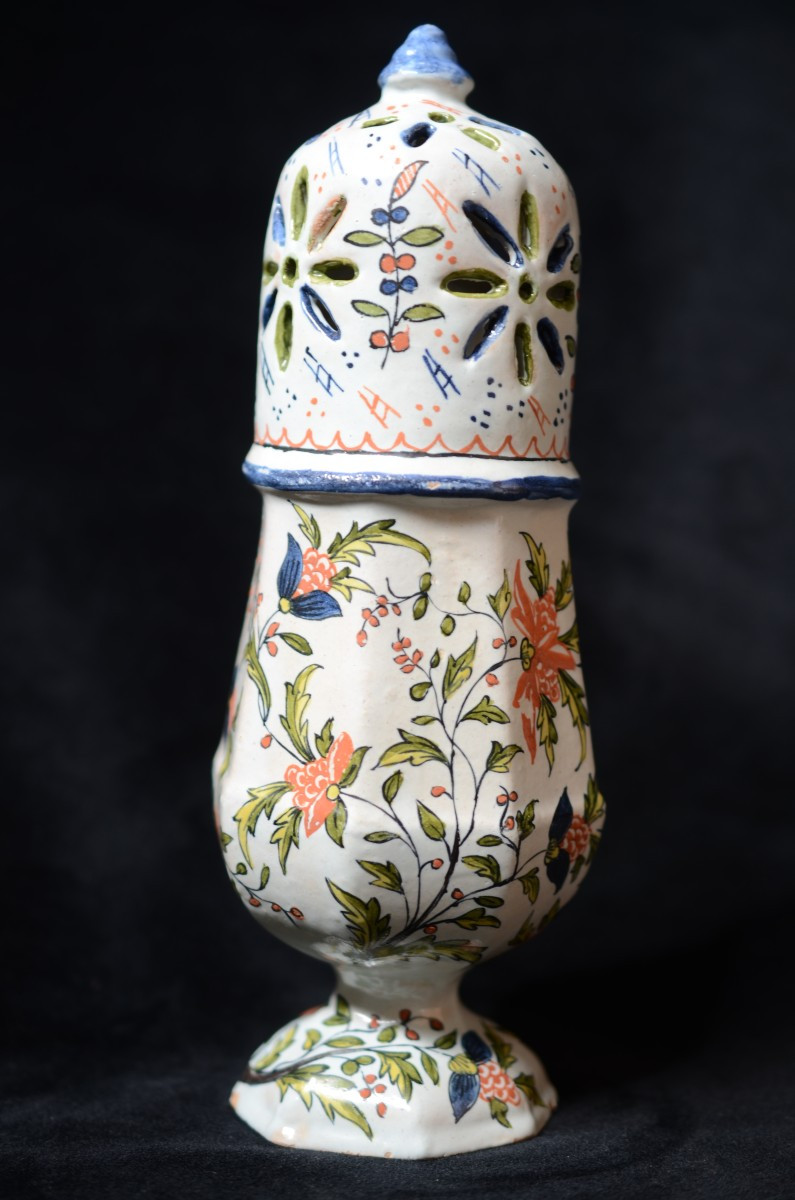 Saupoudreuse en faience. Dix-huitième siècle.-photo-1