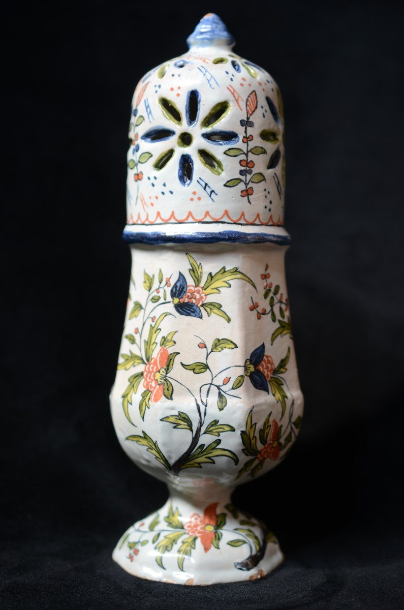 Saupoudreuse en faience. Dix-huitième siècle.