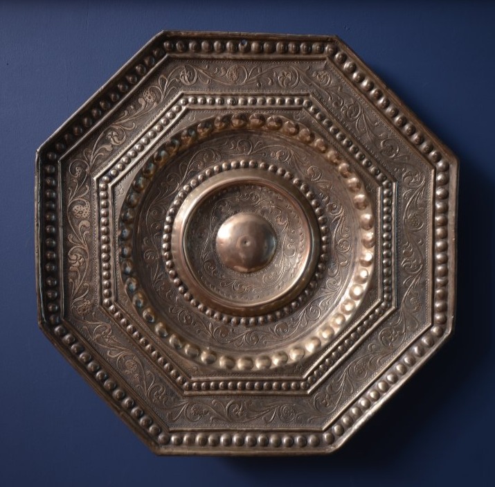 Grand plat de présentation octogonal. Dix-septième siècle.-photo-2