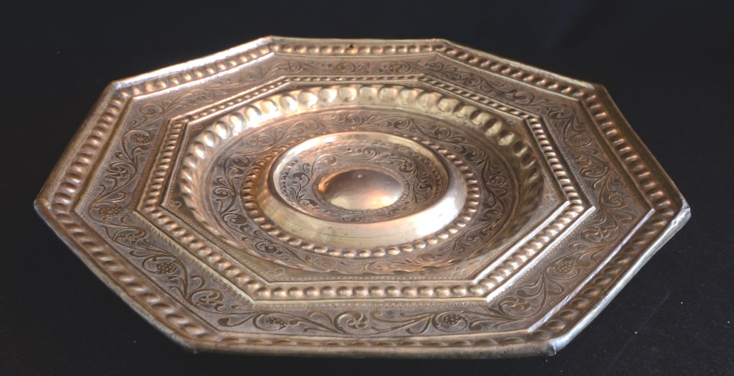Grand plat de présentation octogonal. Dix-septième siècle.-photo-3