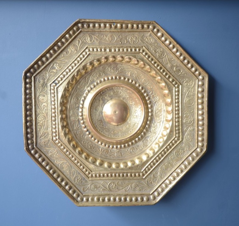 Grand plat de présentation octogonal. Dix-septième siècle.