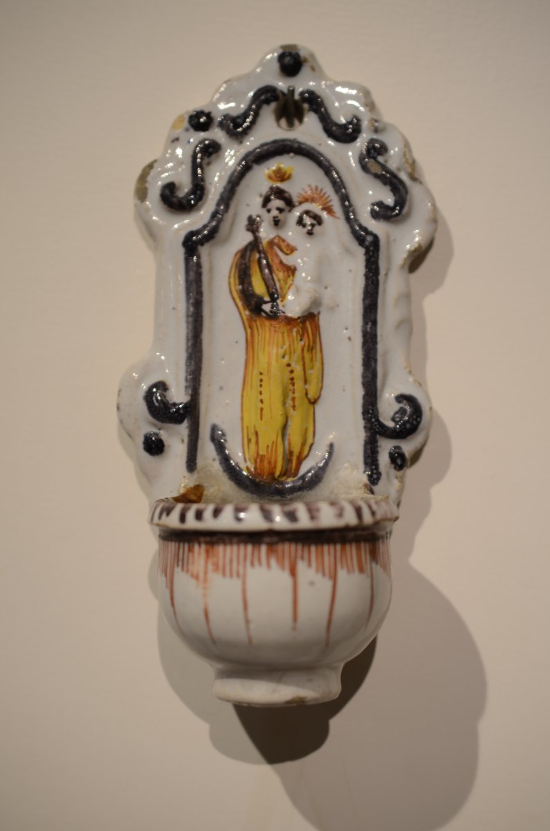 Vron: bénitier en faience. Début du dix-neuvième siècle.
