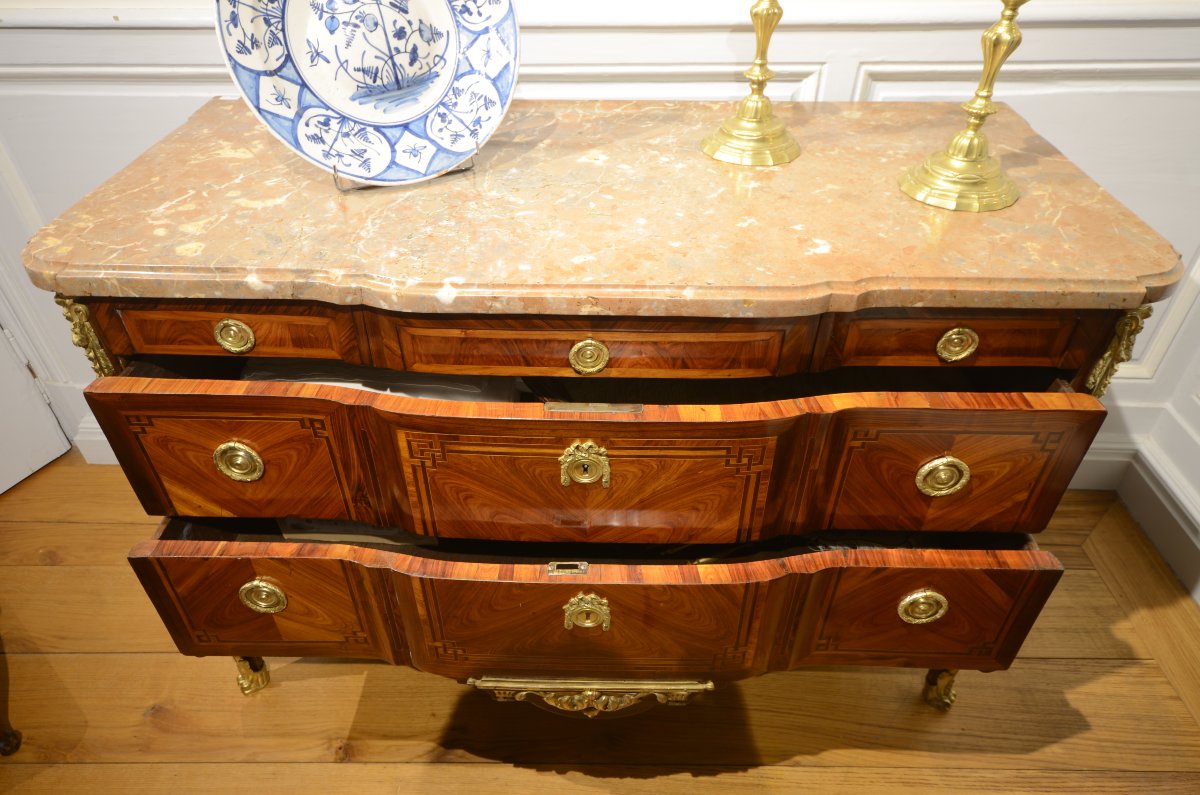 Jean Lapie (maître en 1762). Commode à ressauts d'époque Transition.-photo-2