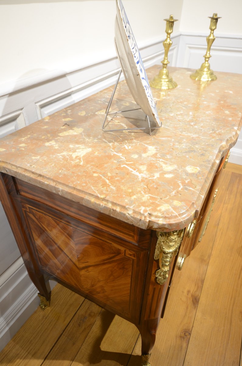 Jean Lapie (maître en 1762). Commode à ressauts d'époque Transition.-photo-3