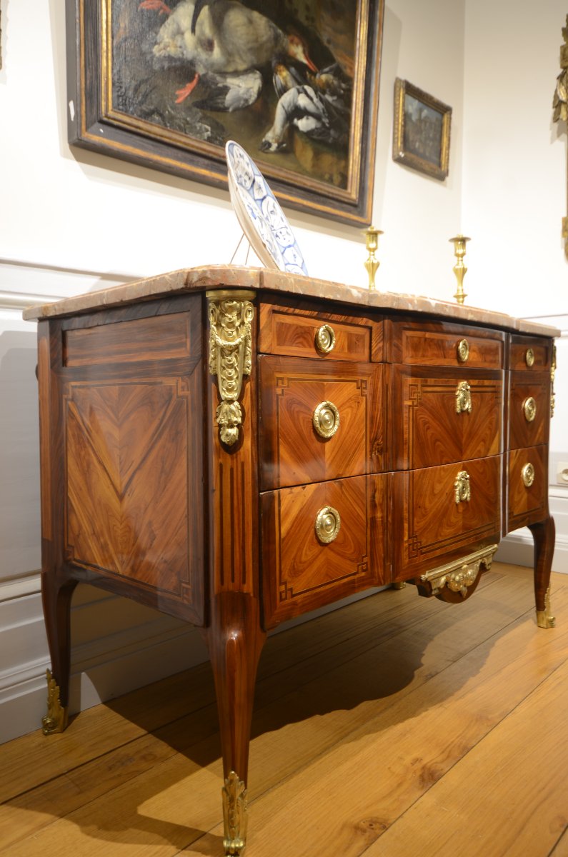 Jean Lapie (maître en 1762). Commode à ressauts d'époque Transition.-photo-4
