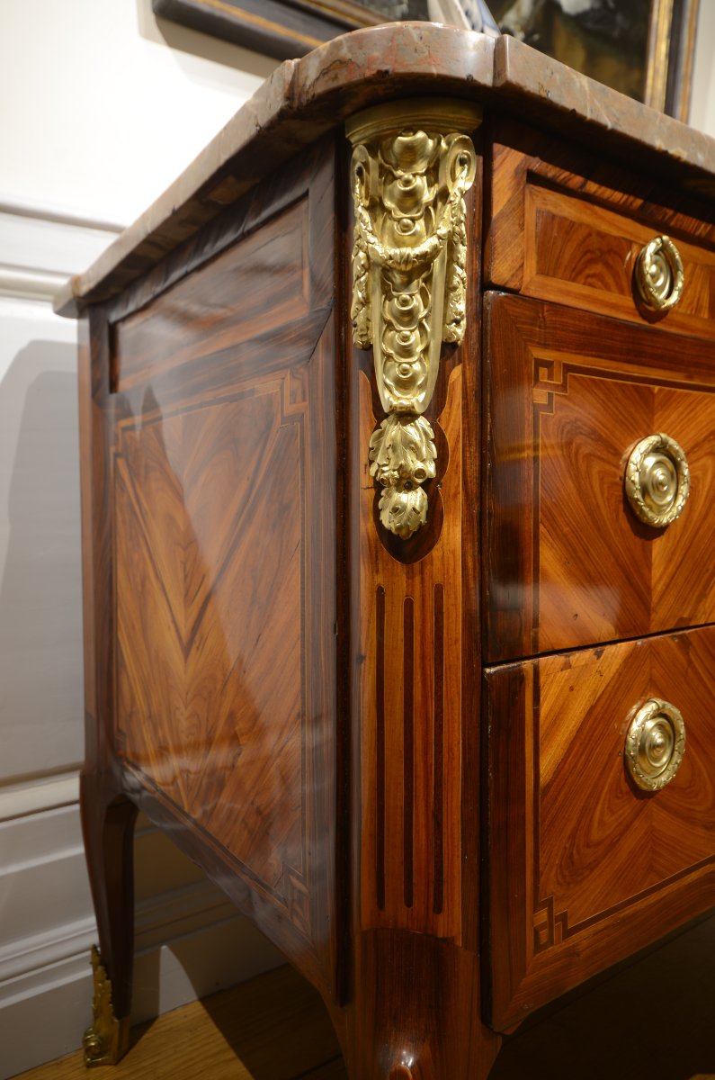 Jean Lapie (maître en 1762). Commode à ressauts d'époque Transition.-photo-2