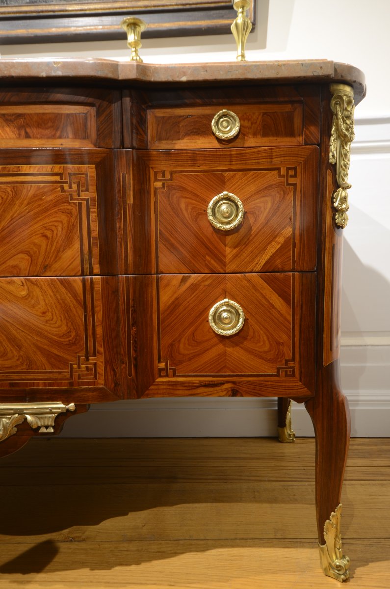 Jean Lapie (maître en 1762). Commode à ressauts d'époque Transition.-photo-4