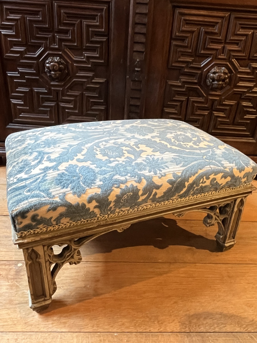 Gothic-style Stool. Nineteenth Century.-photo-2