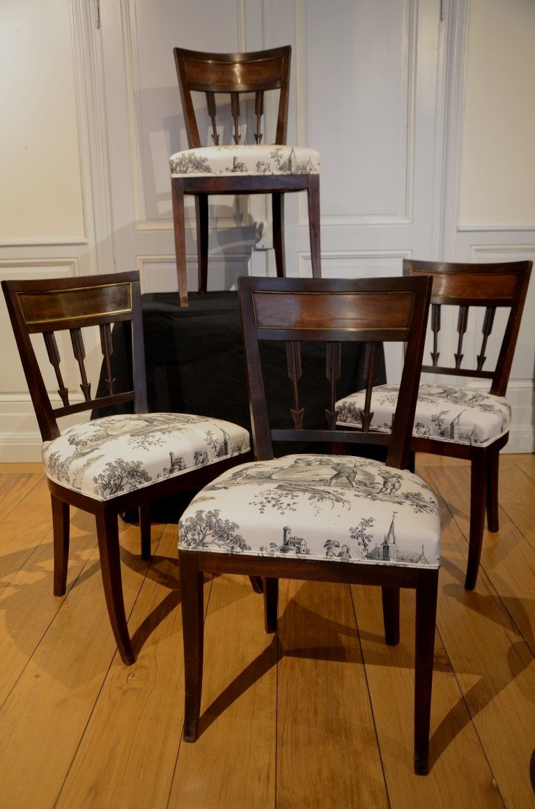 Ensemble de quatre élégantes chaises d'époque Directoire.