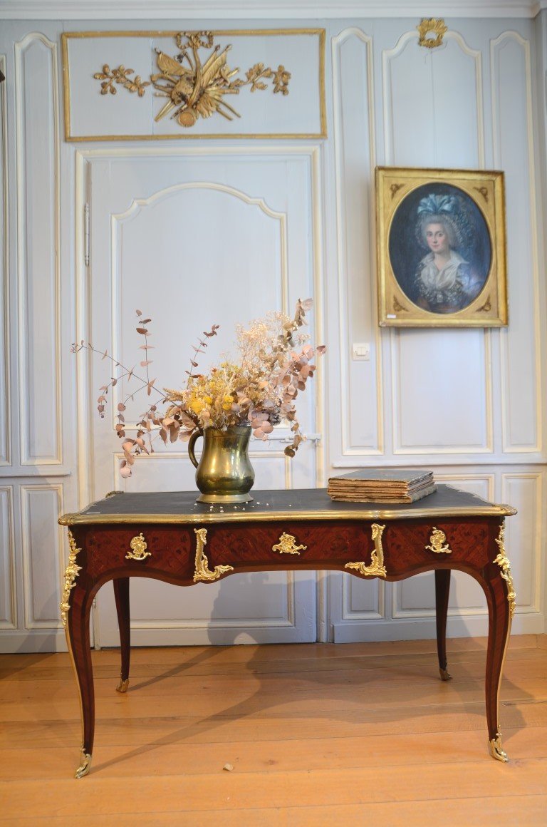 Bureau plat de style Louis XV. Seconde moitié du dix-neuvième siècle.