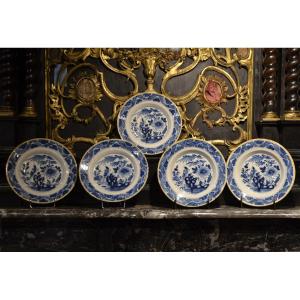 Cinq assiettes de Delft. Dix-huitième siècle.
