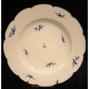 Assiette en porcelaine. Arras. Dix-huitième siècle.