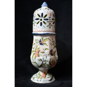 Saupoudreuse en faience. Dix-huitième siècle.
