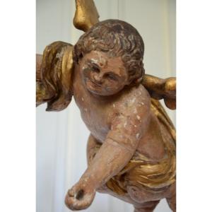 Ange en bois sculpté et doré. Dix-huitième siècle.