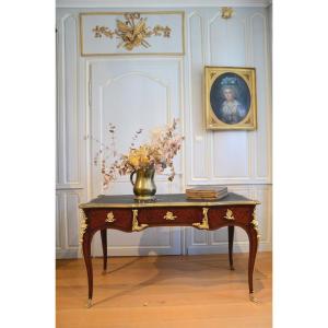 Bureau plat de style Louis XV. Seconde moitié du dix-neuvième siècle.