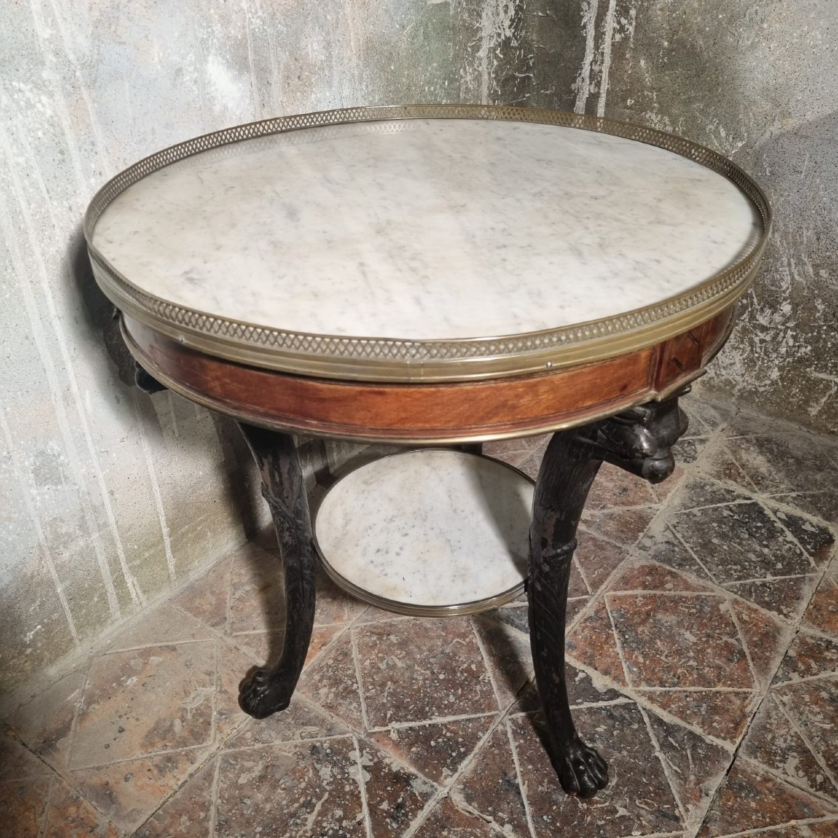 Guéridon à têtes de corbins-photo-2