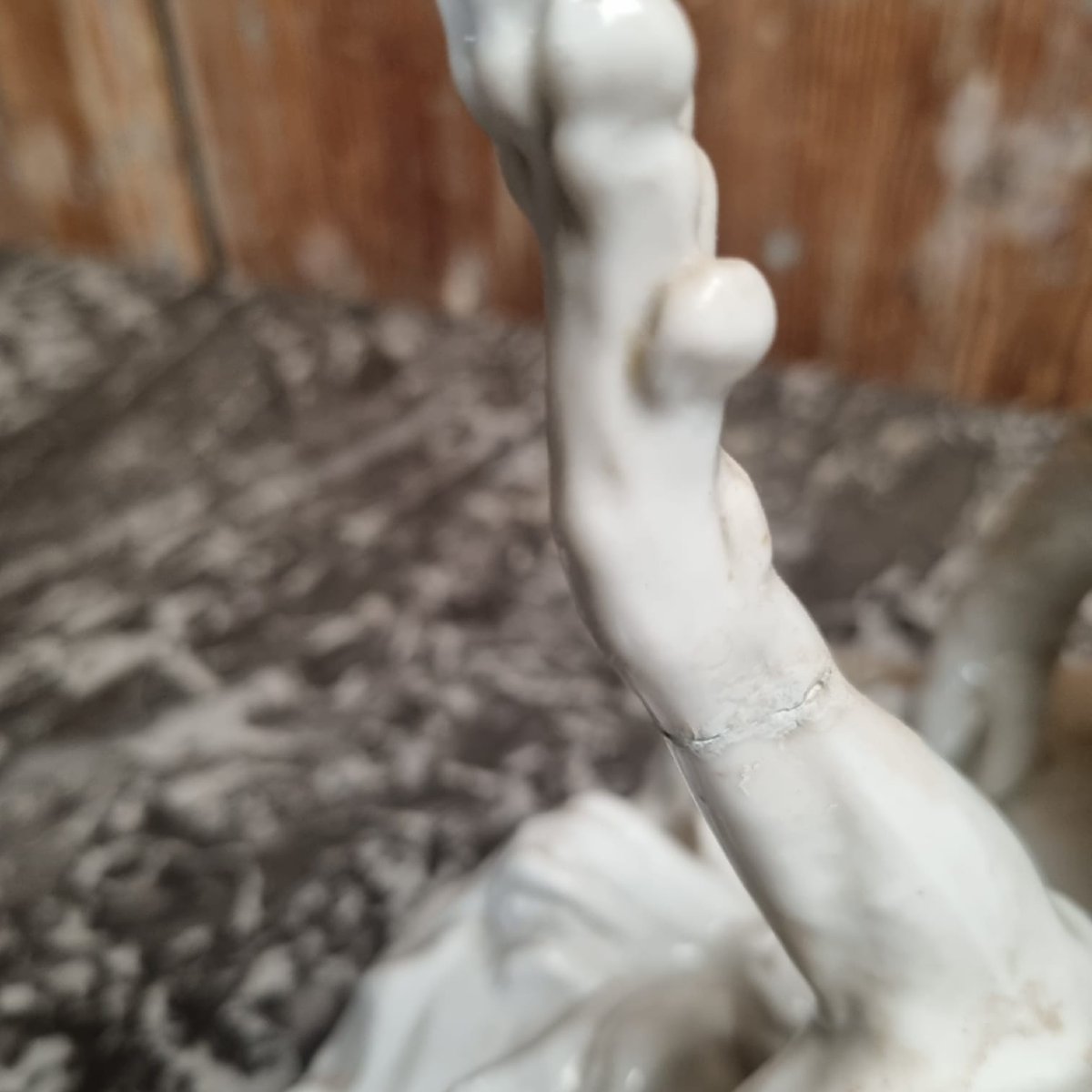 Groupe en biscuit émaillé de la manufacture de Capodimonte-photo-2