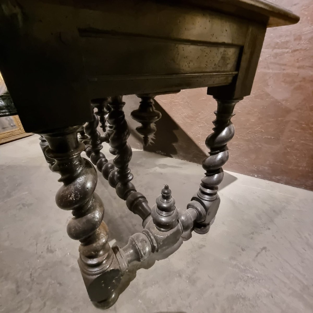 Table de style Louis XIII en noyer noirci-photo-4